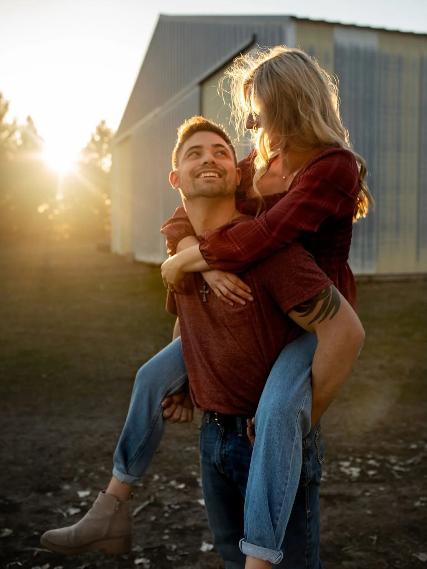 Golden light, dirt roads, and the kind of love that feels like home.
#SimpleFolkMedia
#CentralMinnesotaPhotographer
#MinnesotaPhotographer
#MinnesotaFamilyPhotographer
#MinnesotaCouples