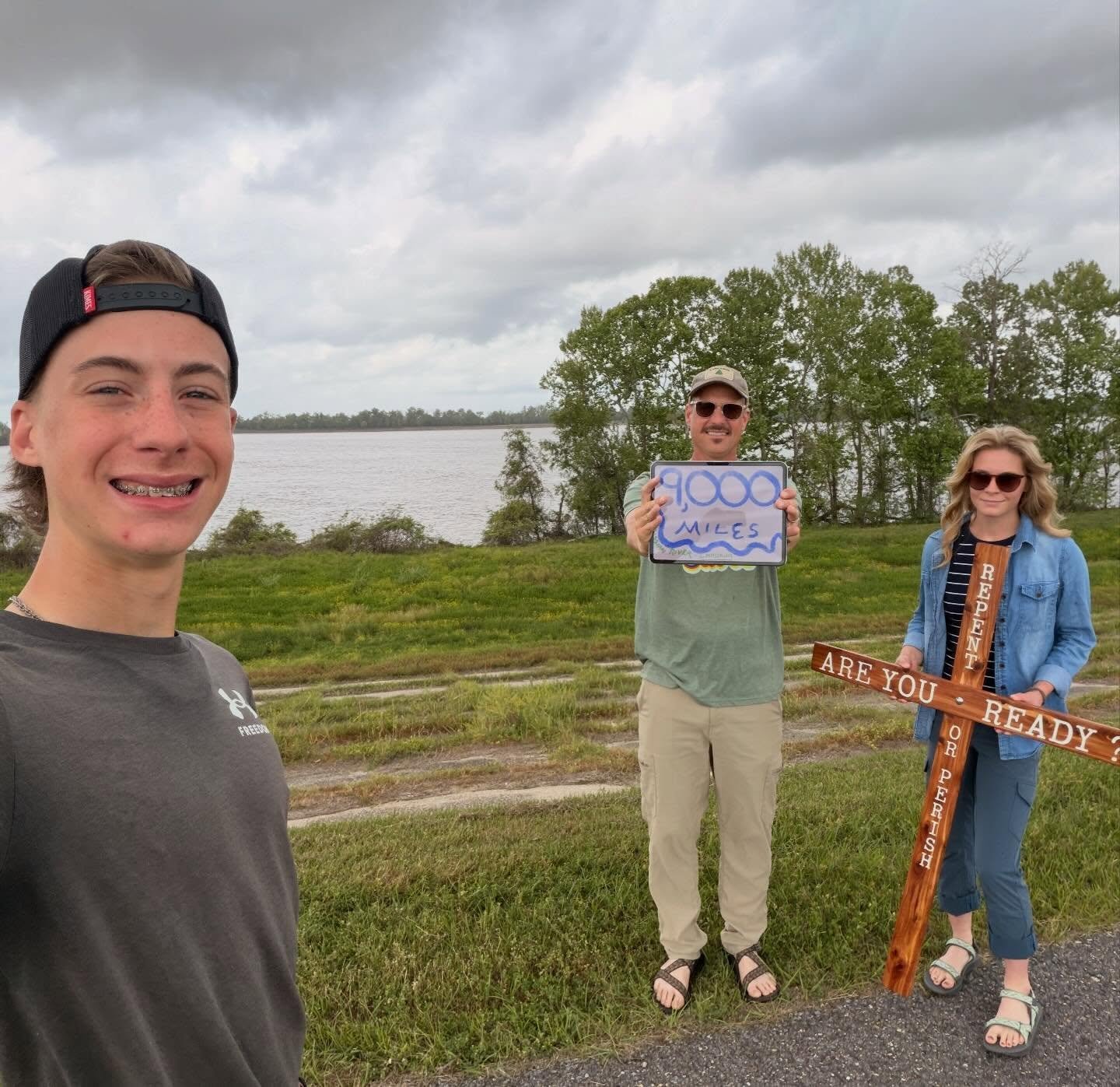 Yesterday, near this spot on the Mississippi Levee in East Baton Rouge Parish, we hit 9000 total miles of Cross-walking on American highways and byways. 8118 was the count at the end of #thelongwalkusa on the Northern California coast. Glory to God. 
