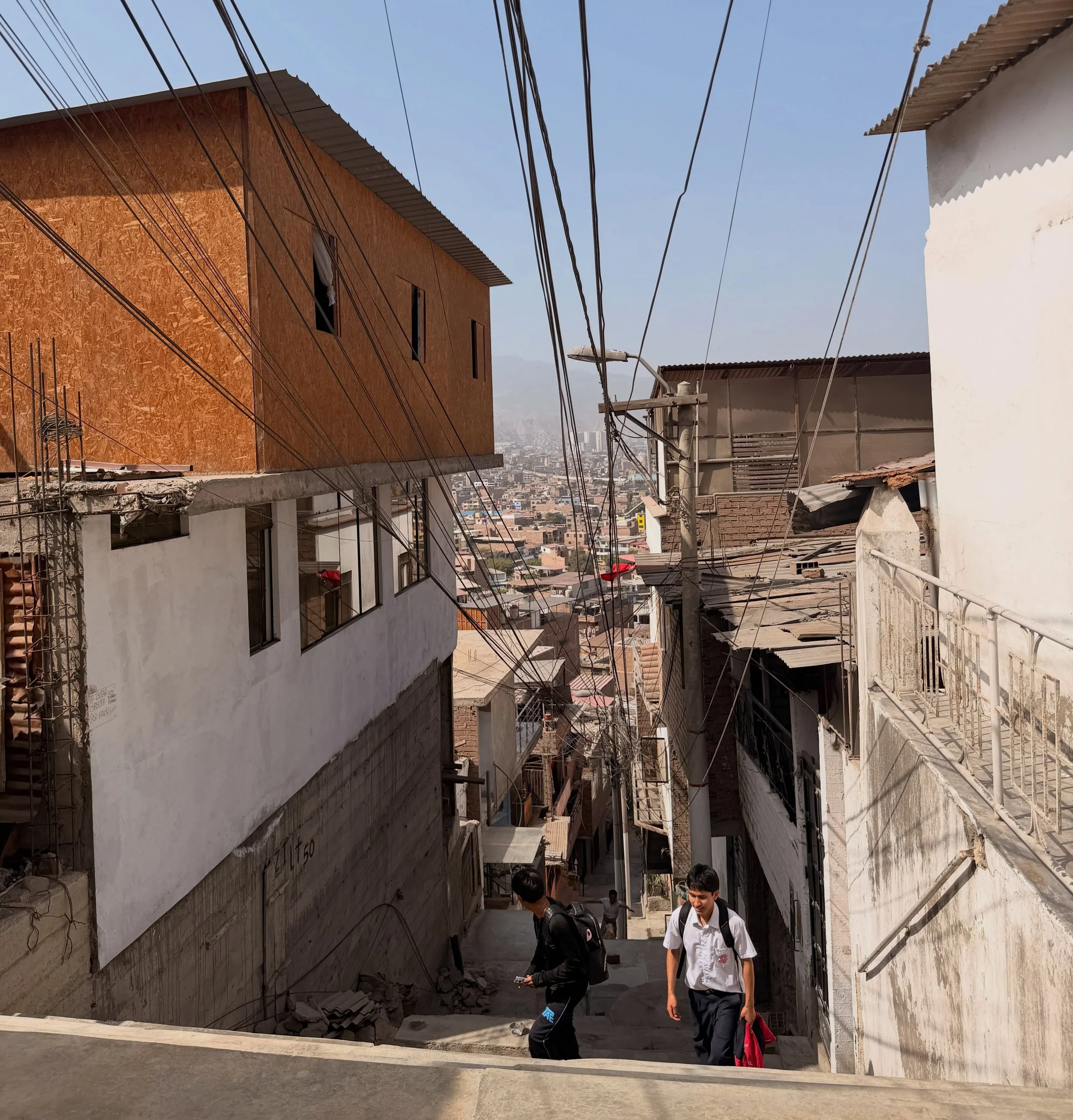 After 6 weeks no lower than 12,000 ft. in elevation, slogging up these stairs at sea level in the Caja de Agua barrio is quite a breeze. Ah, the oxygen-rich air of Lima, seasoned with carbon, smog, burning tires, and a sprinkling of acid fog. #teamye