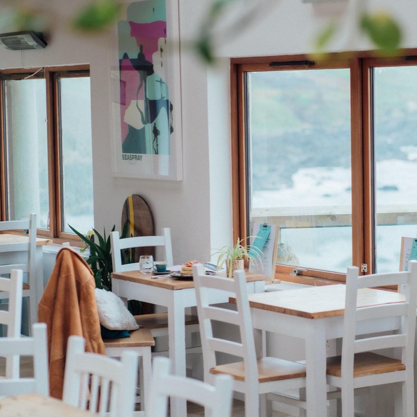 Mornings at Seaspray shooting fresh new content for 2023 💫✌🏻 so nice to have our fave coffee &amp; pancake stop back open for the season. 👏🏼
@seasprayfistral 
.
.
.
#clientlove #photoshoot #beachsidecafe #newquay #cornwall #socialcontent #foodpho