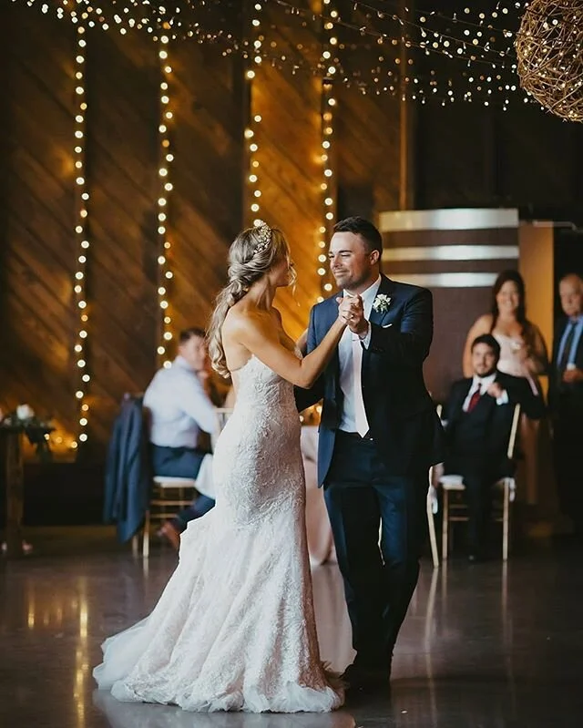 Happy anniversary, Alyssa + Will! And congratulations on your sweet baby boy! 🎉💕
.
Head over to the MMW Facebook page to see their incredible wedding video!
.
MMW Caterer: @coastalgourmetct
MMW Event Coordinator: Jenna @coastalgourmetct
MMW Florist