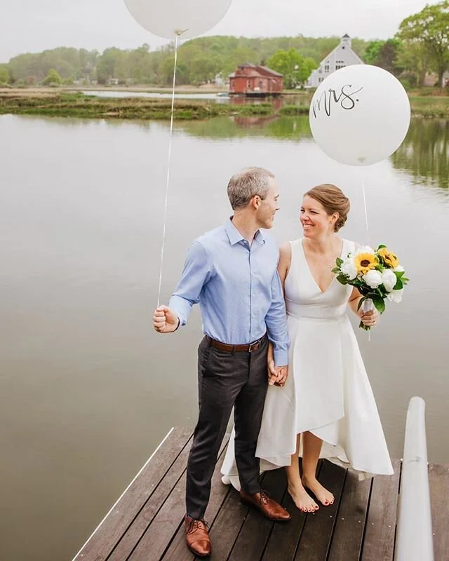 Beth + Rob's sweet at-home wedding is on the MMW blog! Visit the blog (link in bio) to see their lovely wedding day, including them paddleboarding after they tied the knot via Zoom!

MMW Photographer: @alliedearie