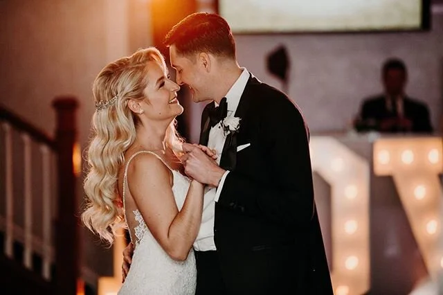 We can't wait to be back to moments like this! Swipe to see more from Nikki + Ryan's wedding reception, and the LOVE marquee letters from @dawsonentertainment.

MMW DJ + Marquee Letters: @dawsonentertainment
Photographer: @keliphotography