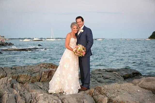 Happy summer! Heather + Raymond exchanged vows in a beautiful beachside ceremony last summer with gorgeous florals and a circle ceremony arch from @candisfloral.

We absolutely love their circle arch for a few reasons - it is a perfect backdrop for p