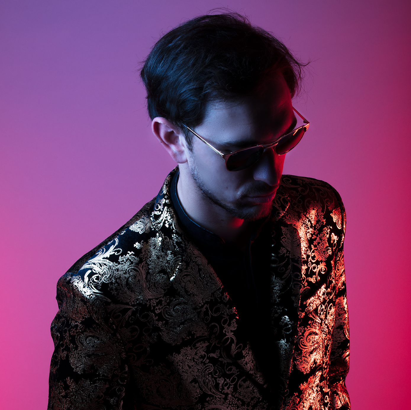 MAX DAY Max Day est un jeune artiste français, auteur-compositeur de chansons pop qui s'inscrivent dans un univers ensoleillé, sensuel et sensible. L'univers pop de Max Day se caractérise par des textes subtiles, ambigus, maniant la plume avec humour et poésie afin de cristalliser des sentiments universels dans des décors oniriques sans jamais s'éloigner des réalités actuelles.