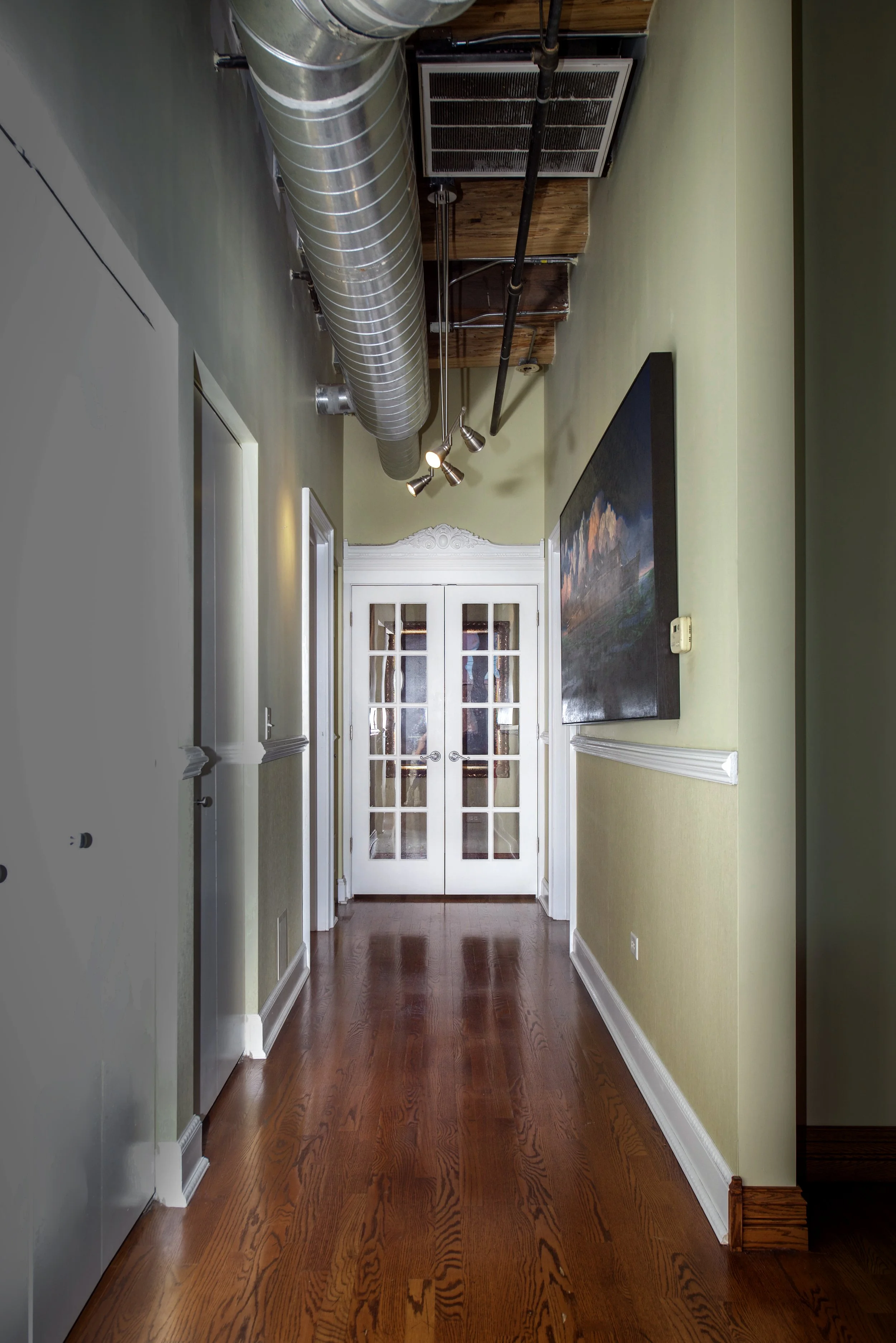18-HALL-CLOSE-DOOR.jpg