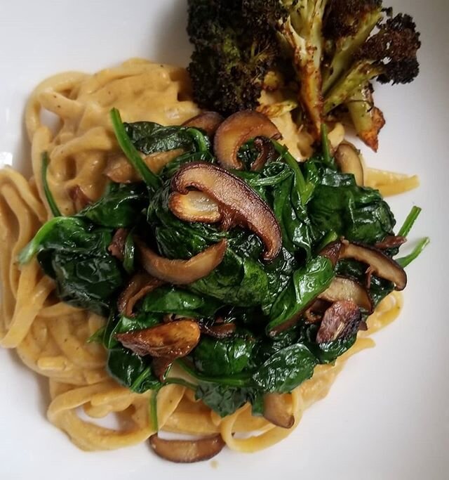 Spicy cauliflower linguini alfredo with saut&eacute;ed  spinach and shiitakes! Absolutely delectable.

Inspired by @djpurelove 
#veganpasta
#whatveganseat
#vegansofig
#afrovegan 
#blackchef 
#blackvegansofig 
#blackveganchef 
#vegansofny
#plantbased