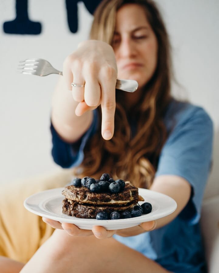 🧐 The face in the backround is not that of disgust 🚫, it's me going, ''HOLY MOLY I just made the best french toast of my life''. Obviously I have nothing to be embarrassed about because this breakfast is the coolest...🤷🏼&zwj;♀️
&bull;
But for rea