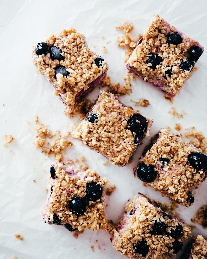 💎&bull;《NO-BAKE BLUEBERRY CRUMBLE BARS》&bull;💎
♡DF &amp; GF♡
&bull;
Ingredients
&bull;
💎 CRUMBLE 💎
&bull;1 cup Oats
&bull;1/2 Cup Almond Flour
&bull;11 California Dates
&bull;1/2 cup Almond Butter
FILLING
&bull;2/3rd cup Blueberries
&bull;2 Tbsp.