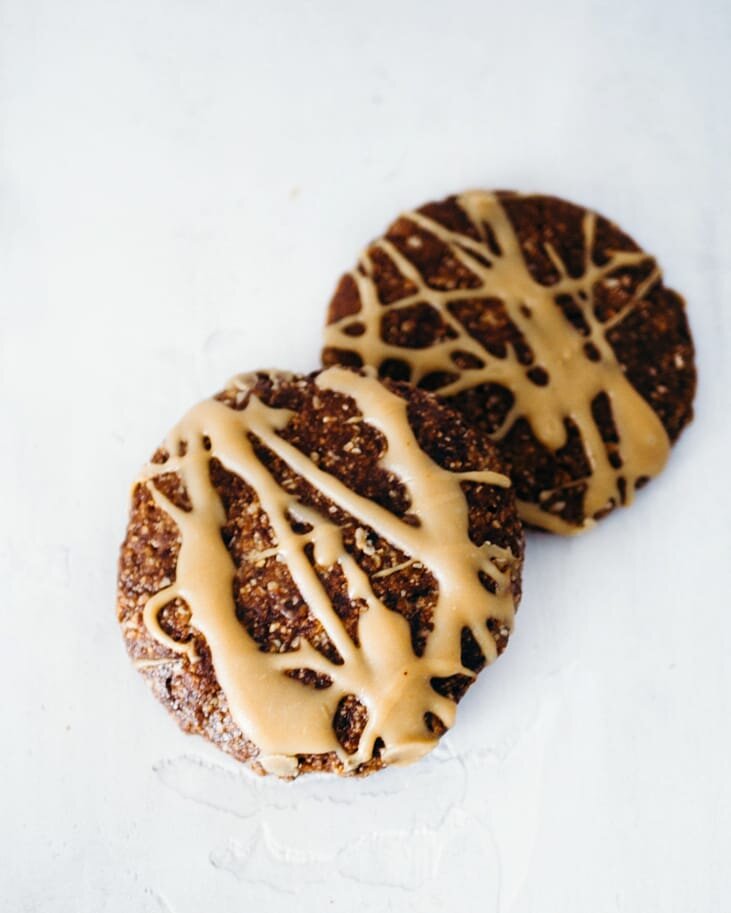 &bull;《PEANUT BUTTER DRIZZLE COOKIES》&bull; GF &amp; DF&bull;
🍦Perfect for any ice cream sandwich creation! 🍦👏🏻🤸🏼&zwj;♀️
&bull;
1 &amp; 1/2 cup gluten-free oat flour

1/3rd cup smooth peanut butter or sunflower butter

1/4th cup agave

1/4th cu