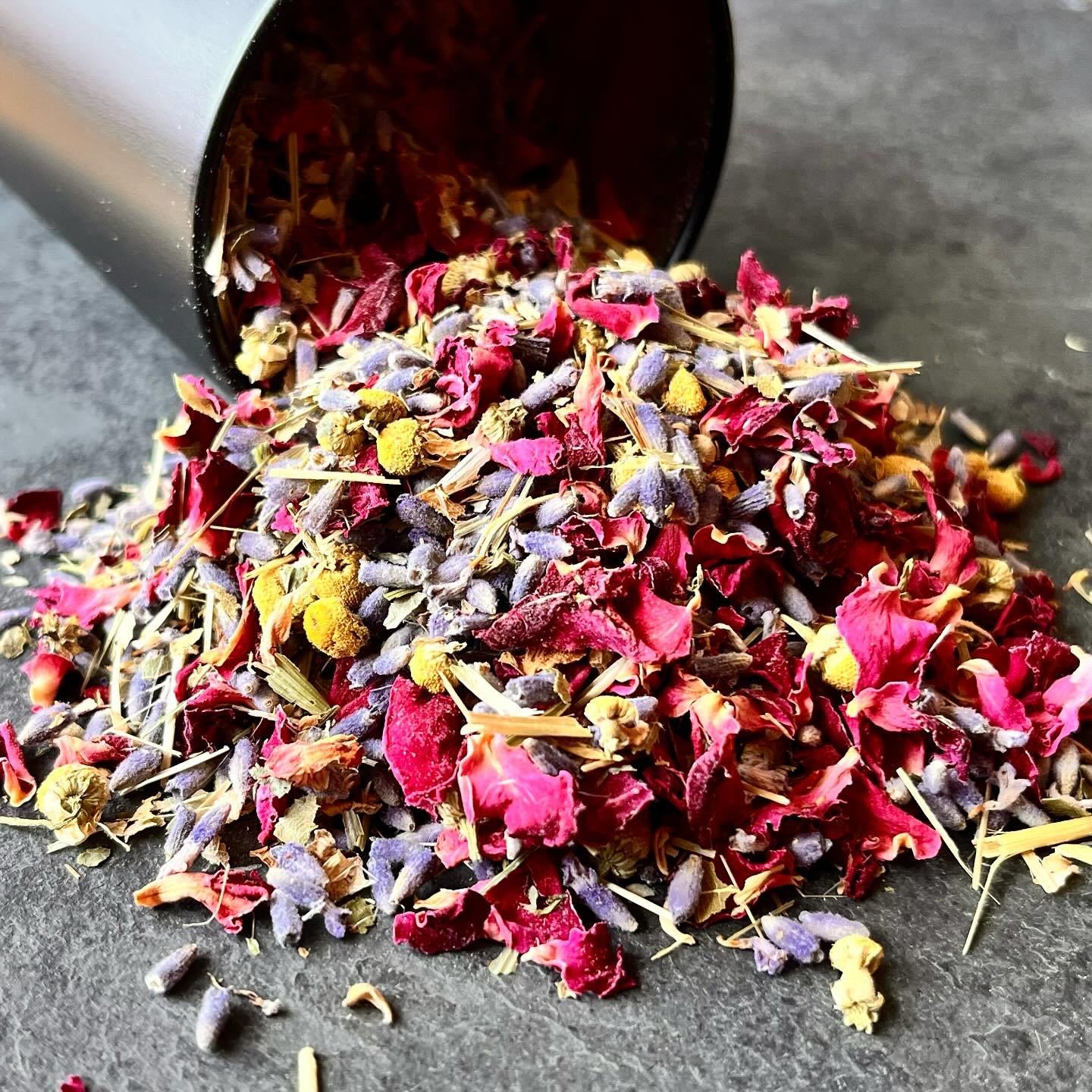 Feels like spring with these flowers! ⁣
Madame Butterfly is our newest spring-y blend, a sweet, caffeine-free flutter of lavender, chamomile + rose petals⁣. Link in bio 🌹
⁣
#lavender #chamomile #rose #springtime #floraltea #rosetea #madamebutterfly 