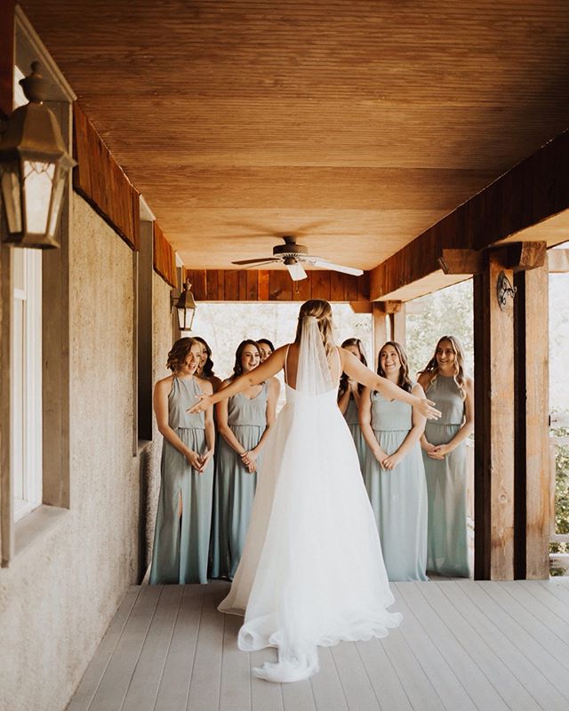 Alllllmost done with this wedding, so here&rsquo;s Elaine&rsquo;s first look with her bridesmaids until then ❤️