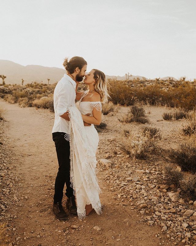 Barefoot brides in the desert are my jam 😍