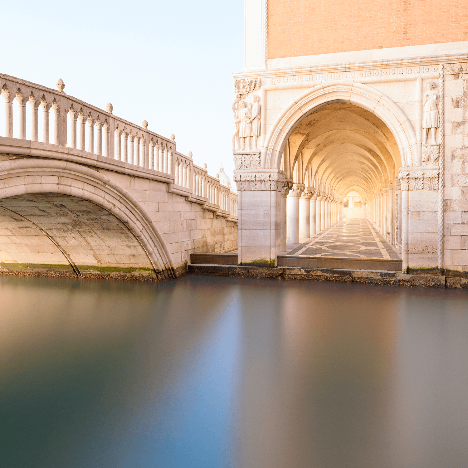 venezia-archway-bridge-long-exposure.png