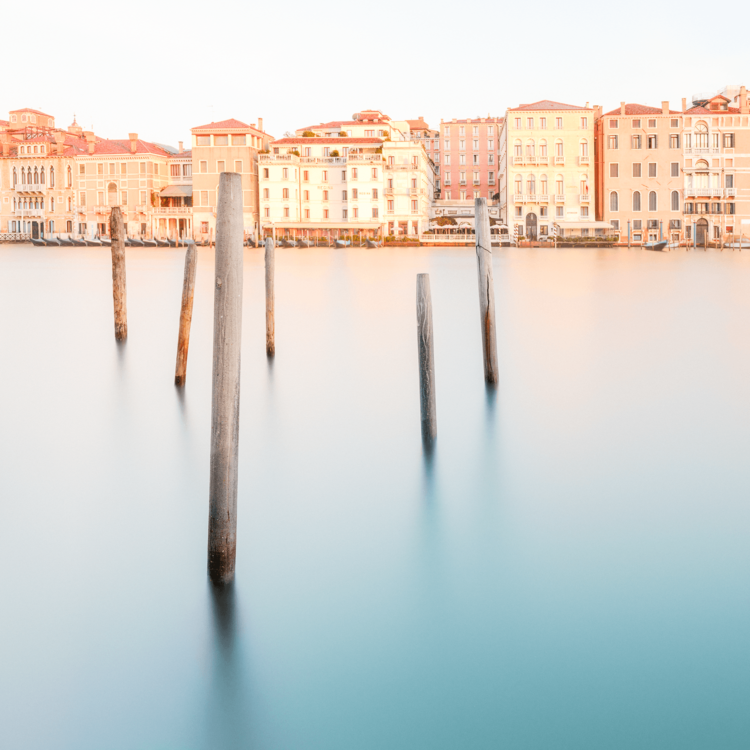 venezia-wood-posts-lagoon-long-exposure.png