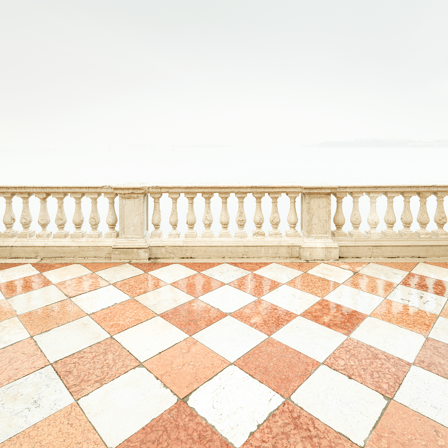 venezia-checkered-floor-balustrade-minimal.png