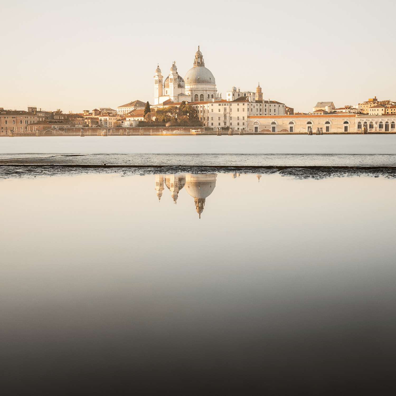 venezia-architecture-reflected-smooth-waters.png