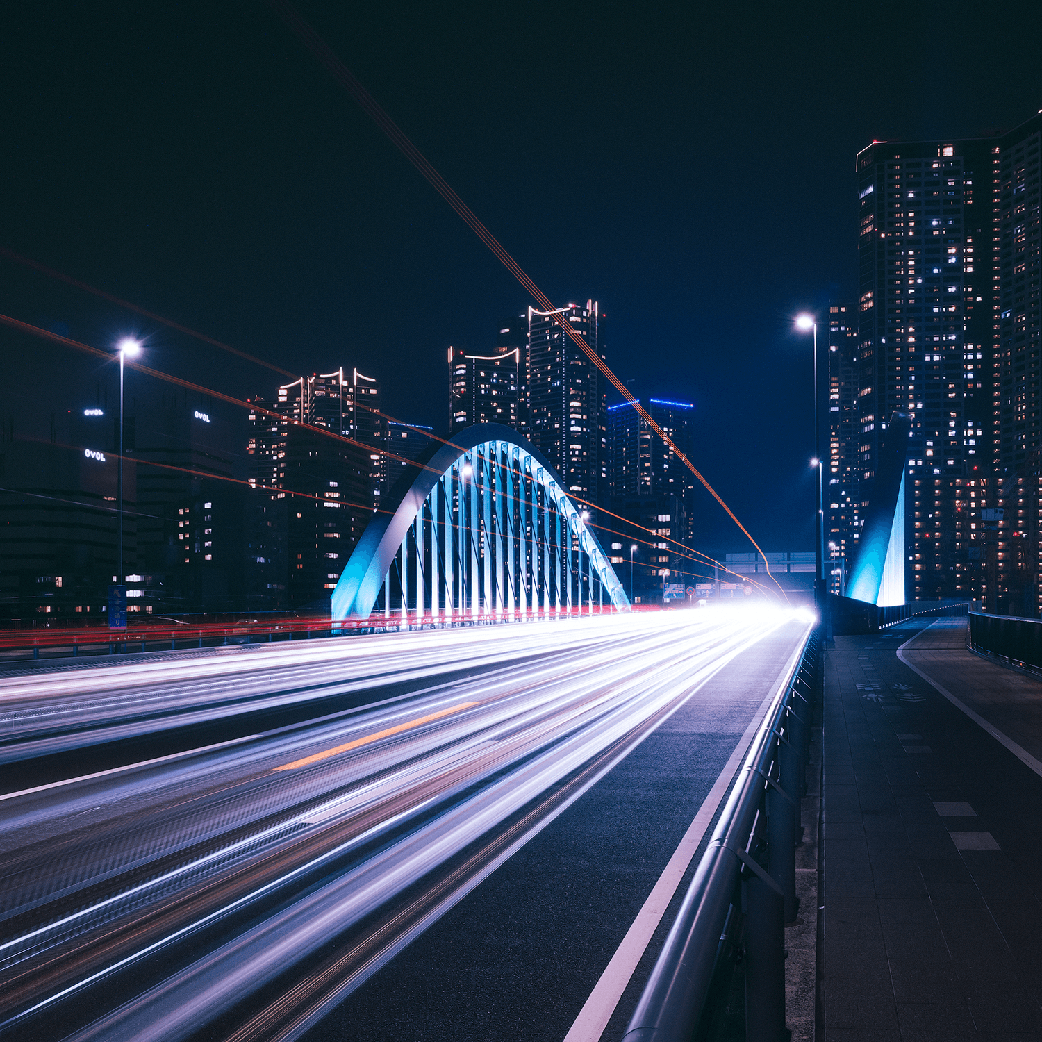 tokyo-night-sumida-river-bridge-traffic.png