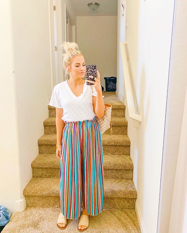 Need a fresh summer look? Throw these pants on.
Need a pick-me-up? Throw these pants on.
Need to feel like you&rsquo;re on vacation when you&rsquo;re currently staying home from one? Throw these pants on. #thesepantssolveeveryproblem
.
I just wanted 