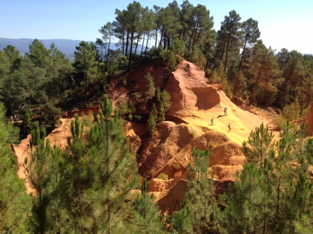 Marek3_Une colline a Roussillon.jpeg