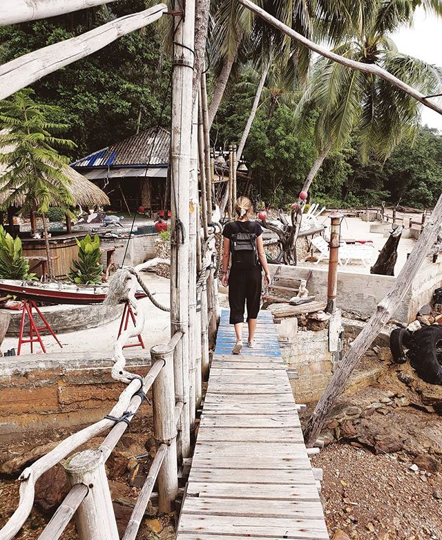 〰️ KOH LANTA 〰️
Fun fact: we're carry-on only travellers. We've crammed our whole lives into a pair of 30L backpacks and a couple even smaller day/tech bags. 🎒
⠀⠀
And honestly, it's the best decision we ever made. 👌 We've saved loads on luggage fee