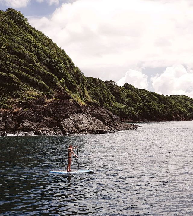 〰️ KOH MAI THON 〰️
One of the most surprising outcomes of all this travel is how much @annecayer has fallen in love with paddleboarding. As someone who is 1) spectacularly uncoordinated, and 2) generally afraid of the ocean, this definitely wasn't a 