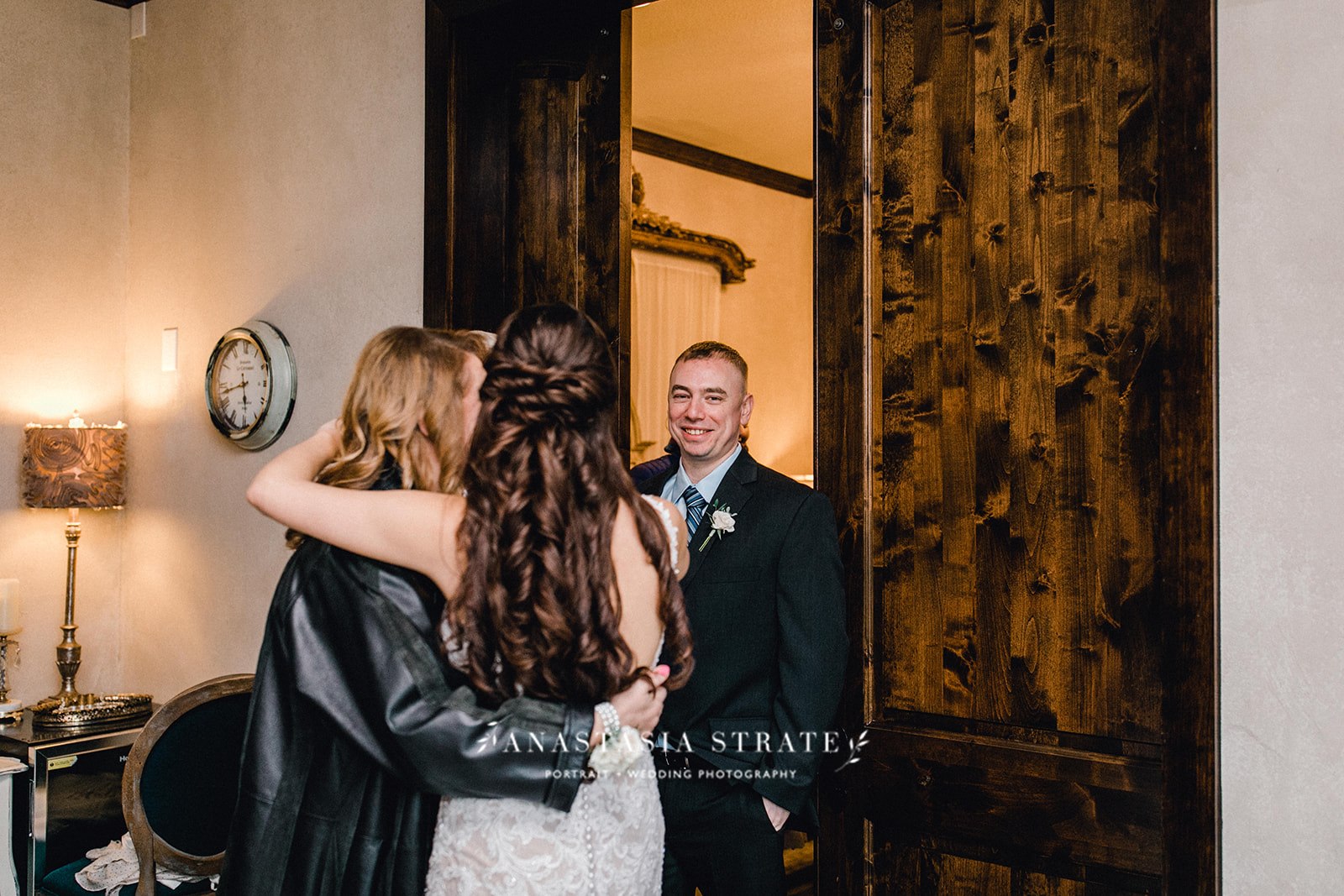  bride with her family before the wedding 