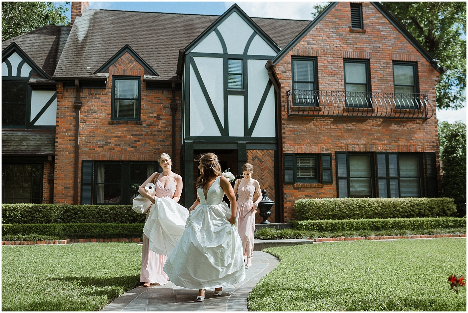  bride and the bridesmaids before the wedding in Houston 