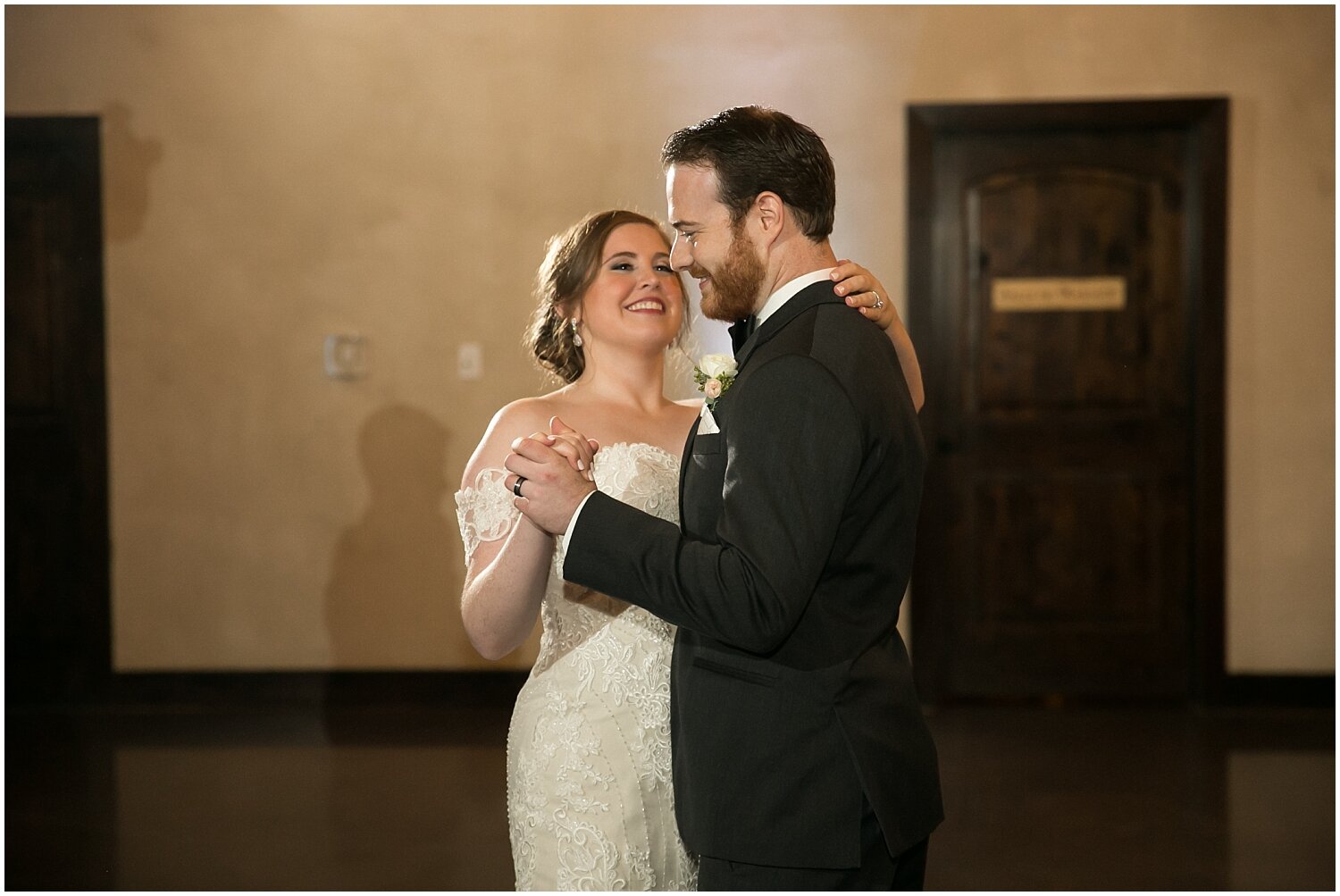  bride and groom’s first dance 