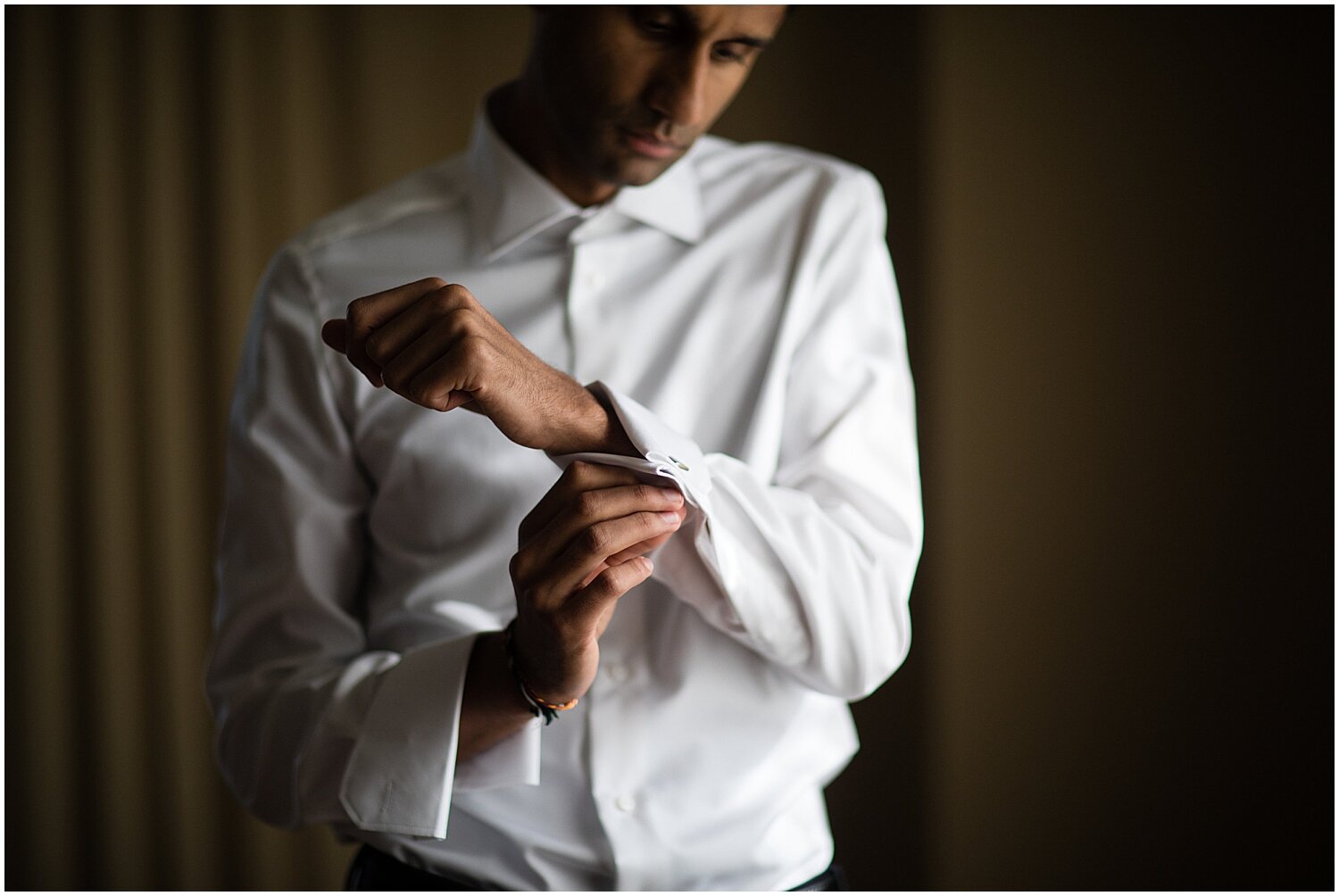  groom getting ready for his wedding in Texas 