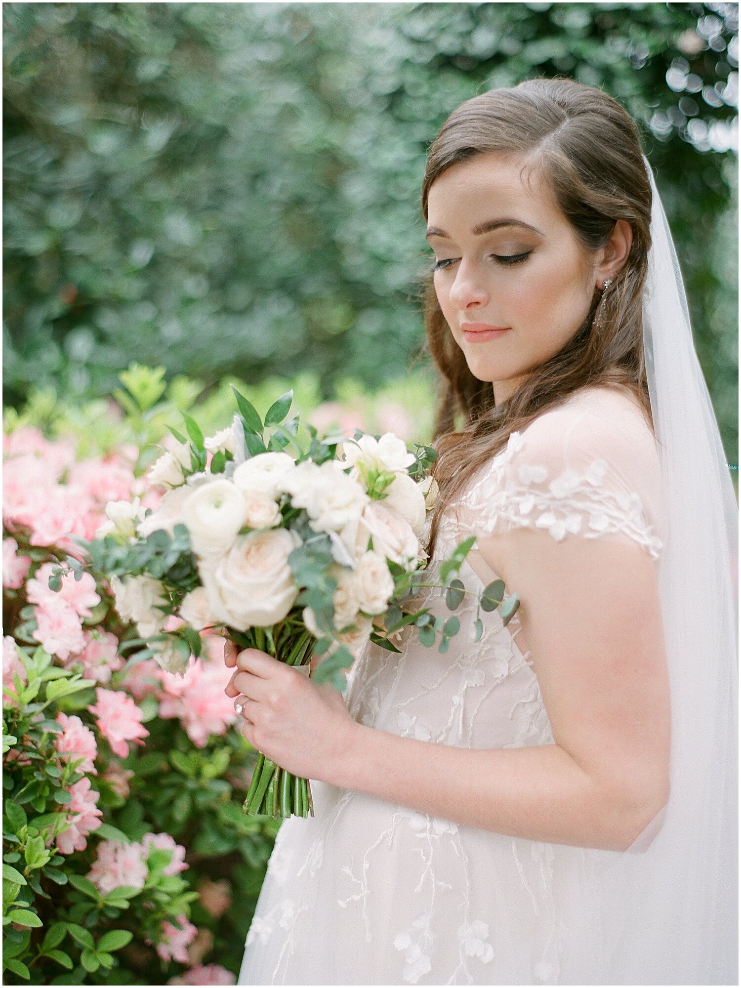  bride holding her bridal bouquet 