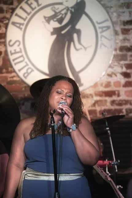 Wendy Hicks, Blues Alley Headline Singer