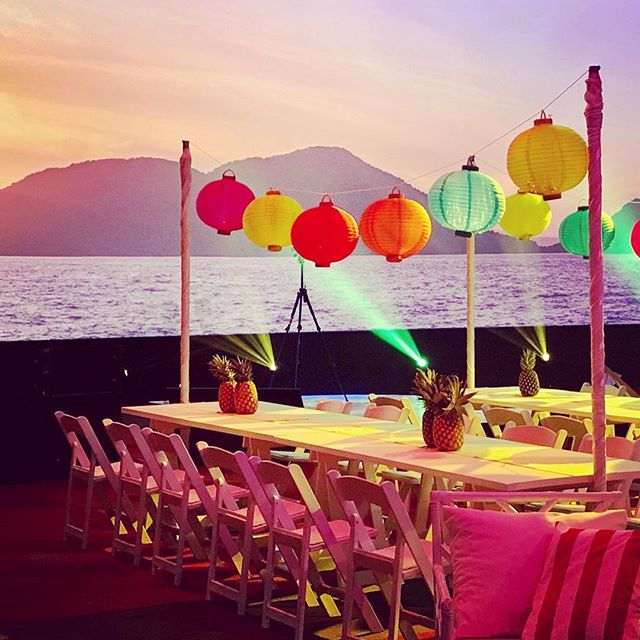 Dreamy sunsets and table sets! A great collaboration with our sister company stylists @aminiconcepts 
Superb LX and AV by the talented techs @dreamweaverseventcreators .
.
.
.
.
#beachparty #fiesta #hotsummernights #corporateevents #corporatedinner #