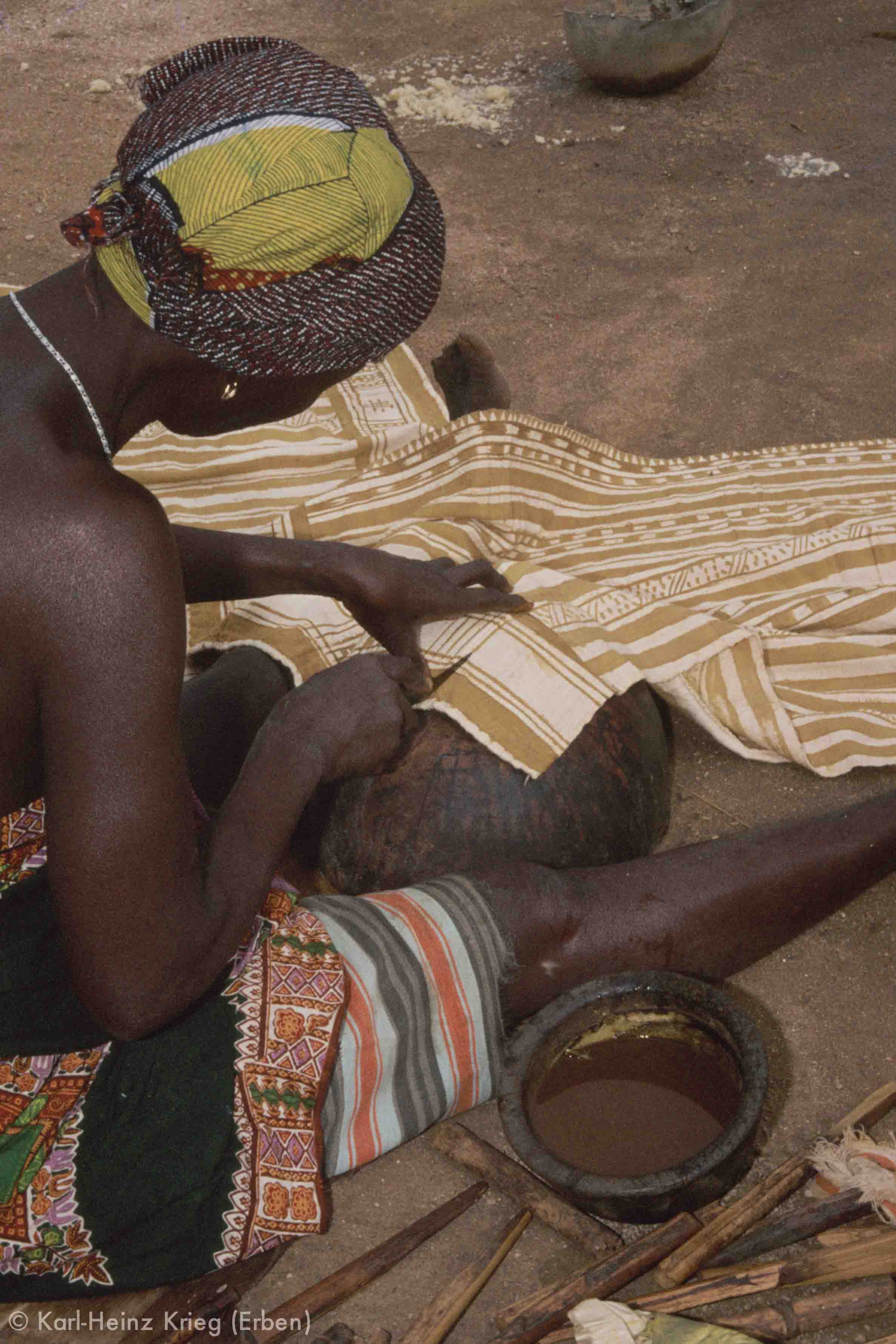 Fabric painter Yopé Sanogo painting a cloth. Photo: Karl-Heinz Krieg, Monongo (Boundiali region, Ivory Coast), 1978