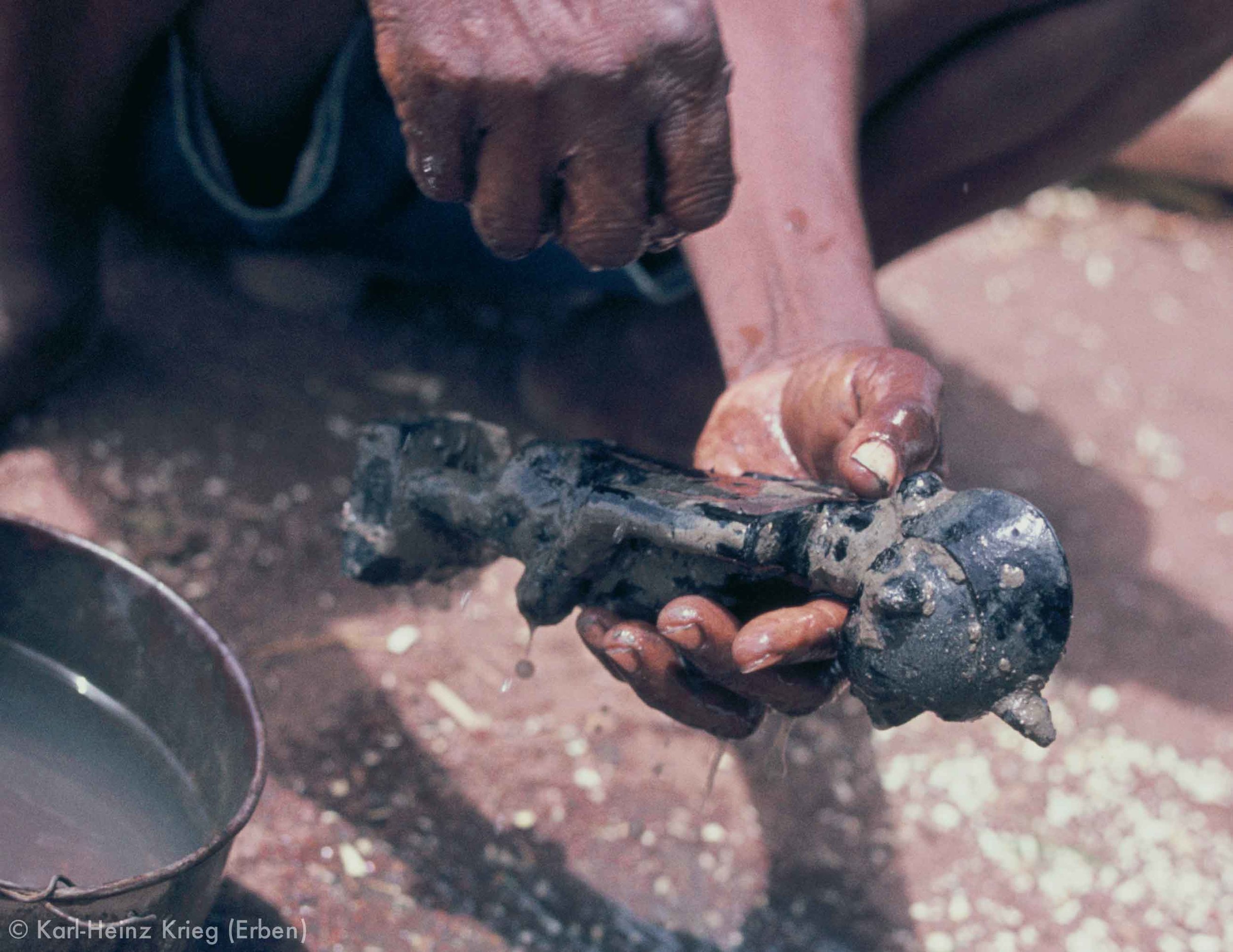 Songuifolo Silué washing the now black figure with water. Photo: Karl-Heinz Krieg, Sirasso (Boundiali region, Ivory Coast), 1978