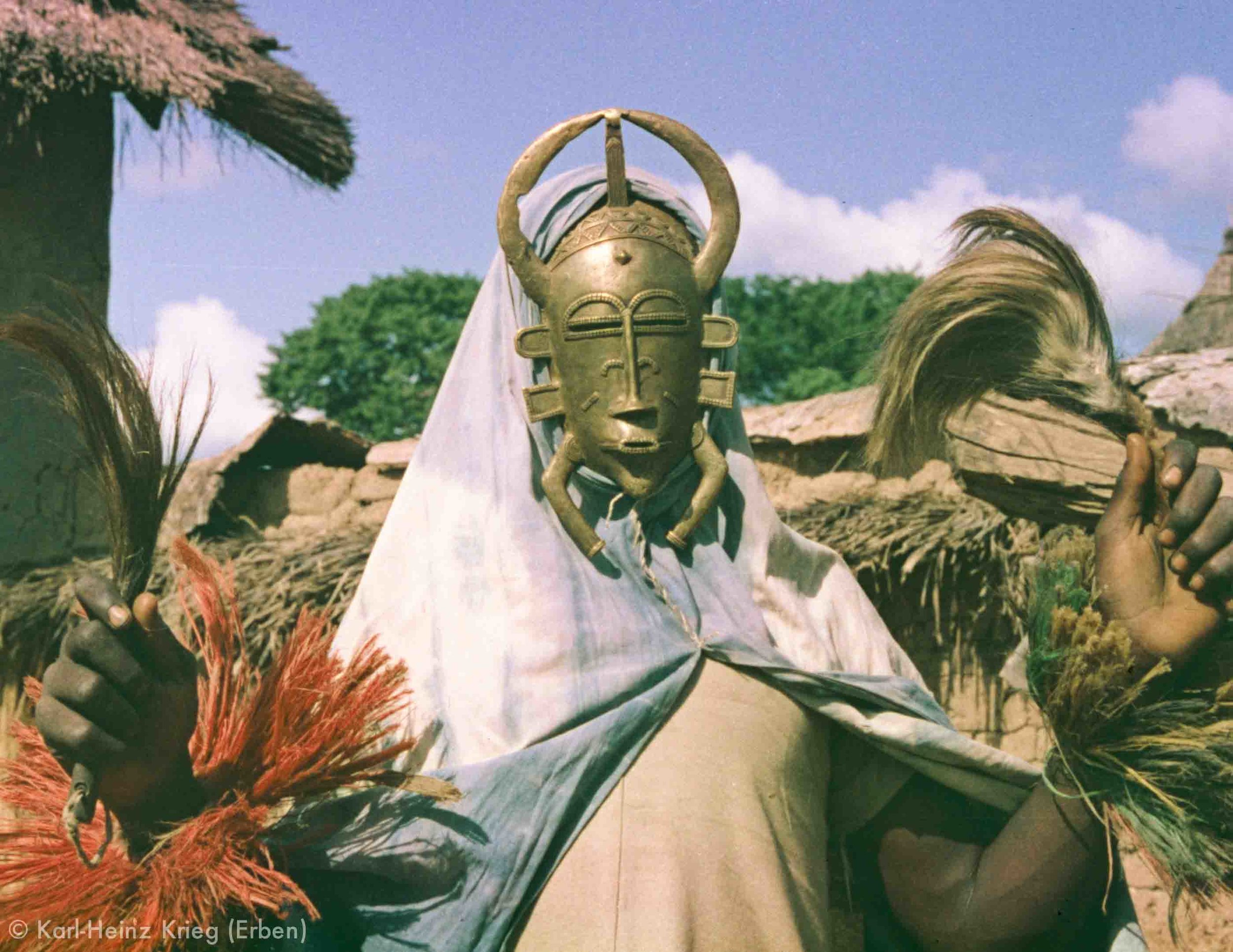 Maskentänzer mit Bronzemaske gegossen von Zana Ouattara aus Landiougou. Foto: Karl-Heinz Krieg, Ouazomon (Region von Boundiali, Côte d’Ivoire), 1977