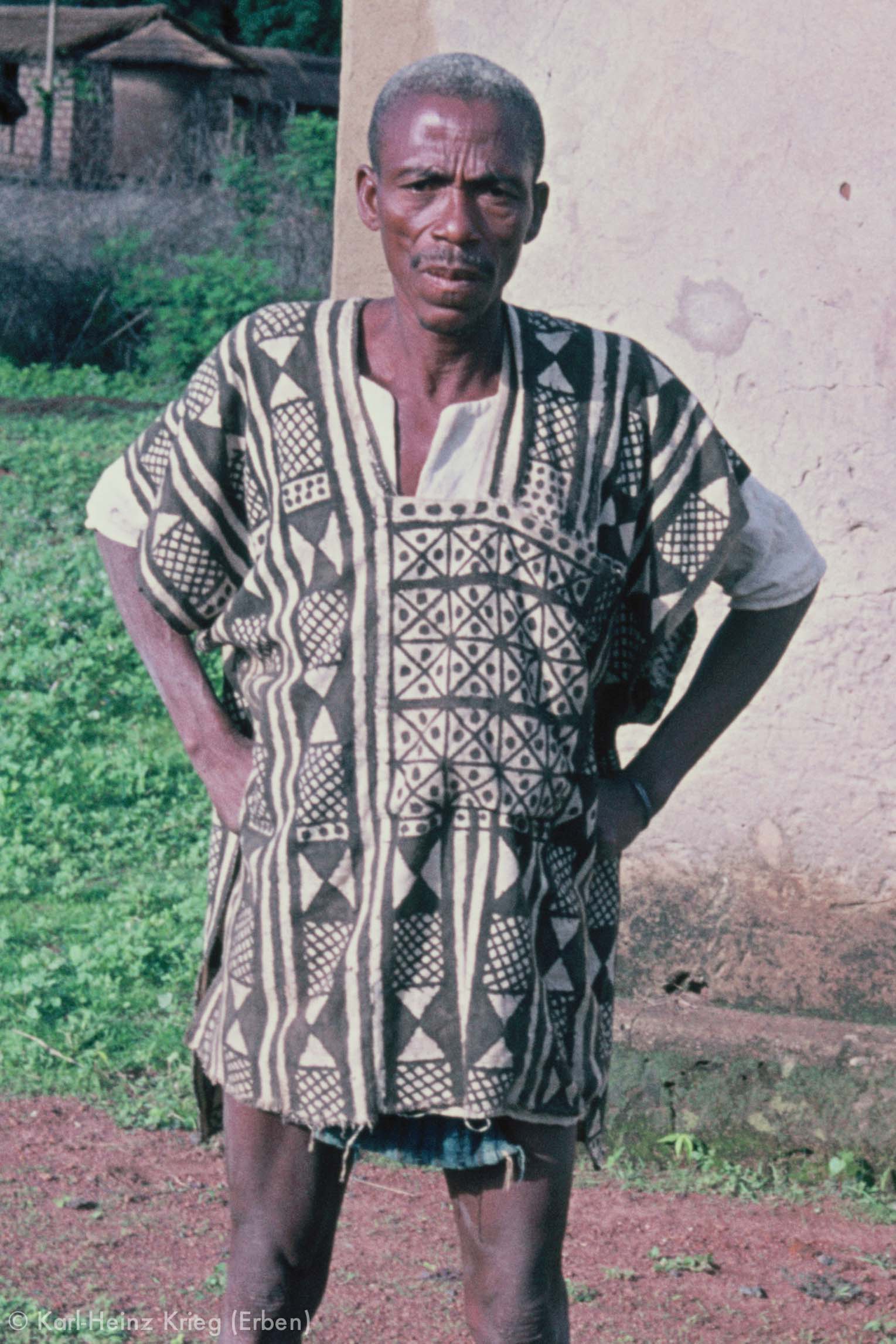 Fabric painter Tinnimpiénan Tuo with a shirt that he painted himself. Photo: Karl-Heinz Krieg, Sirasso (Boundiali region, Ivory Coast), 1976