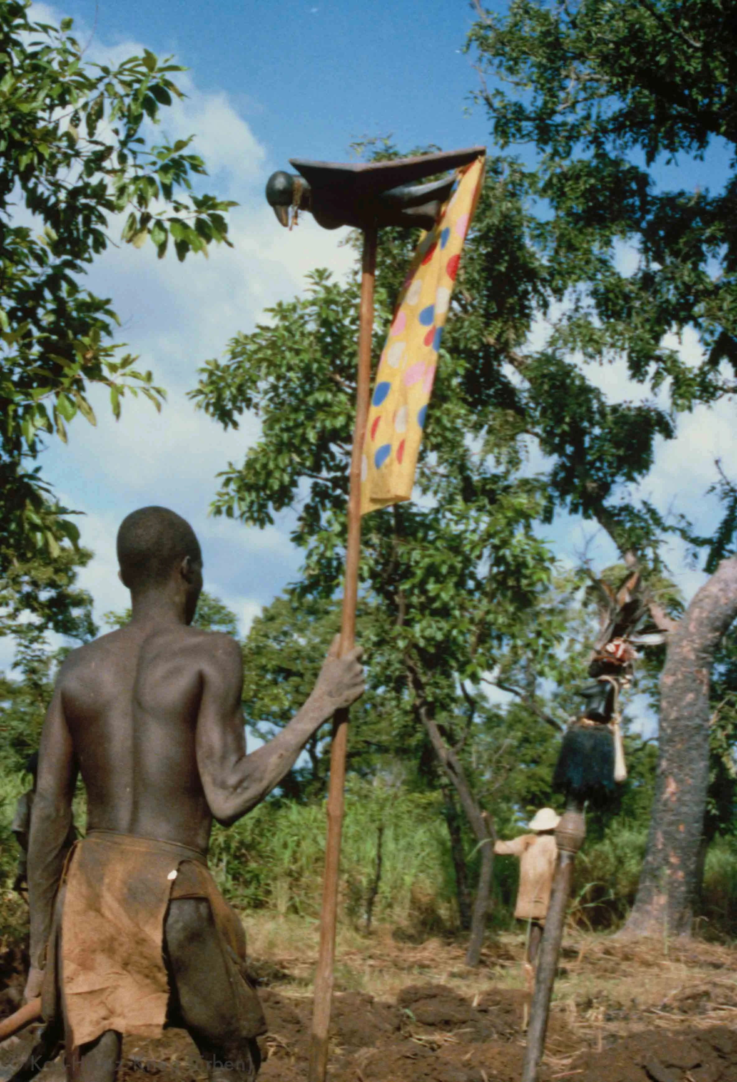  Senufo-Bauer mit Trophäenstab beim Feldbau-Wettbewerb in Kounoumon. Foto: Karl-Heinz Krieg, Kounoumon (Region von Boundiali, Côte d'Ivoire), 1980 