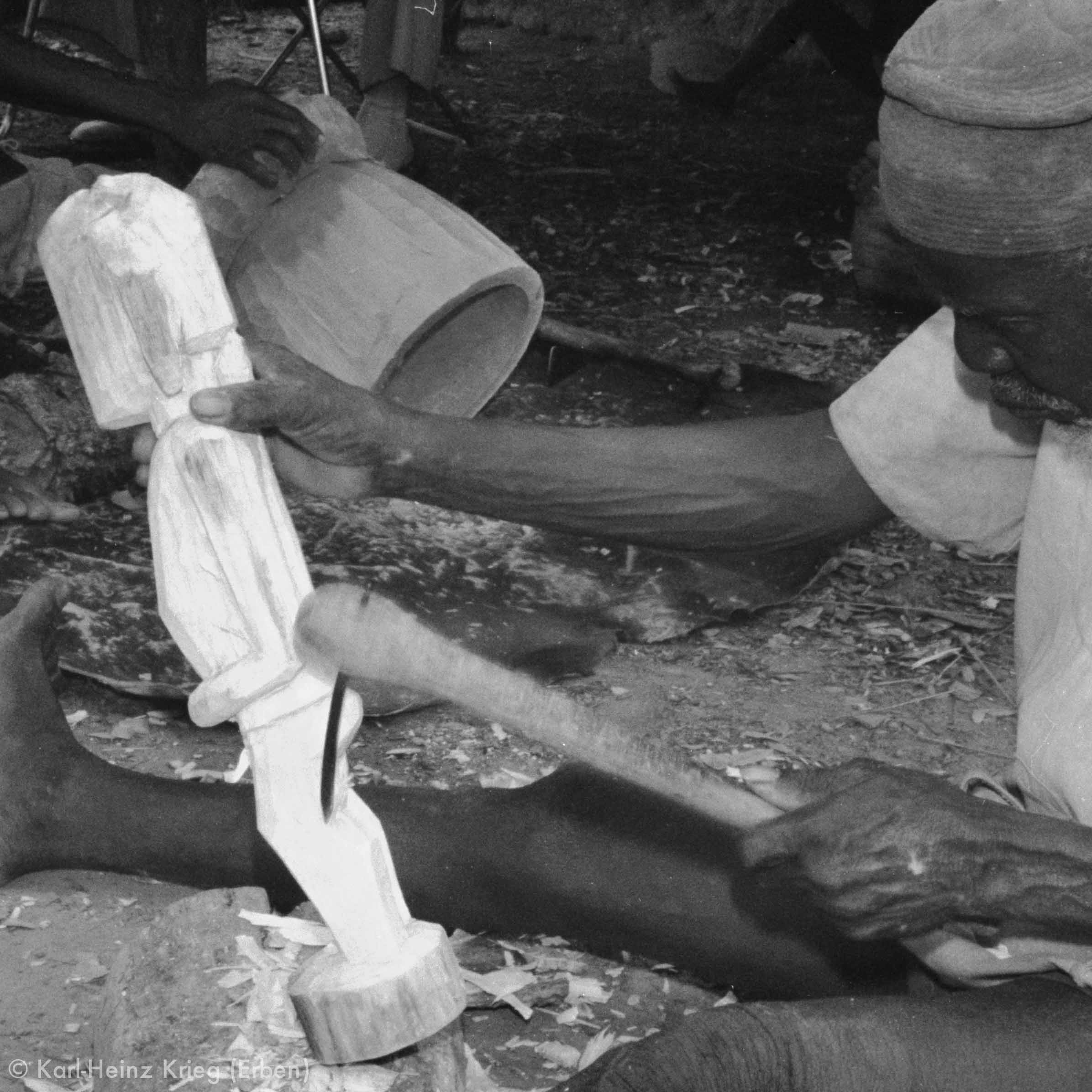 Ynadjo Koné carving in his workplace. Photo: Karl-Heinz Krieg, Kolia (Region of Boundiali, Côte d'Ivoire) 1977