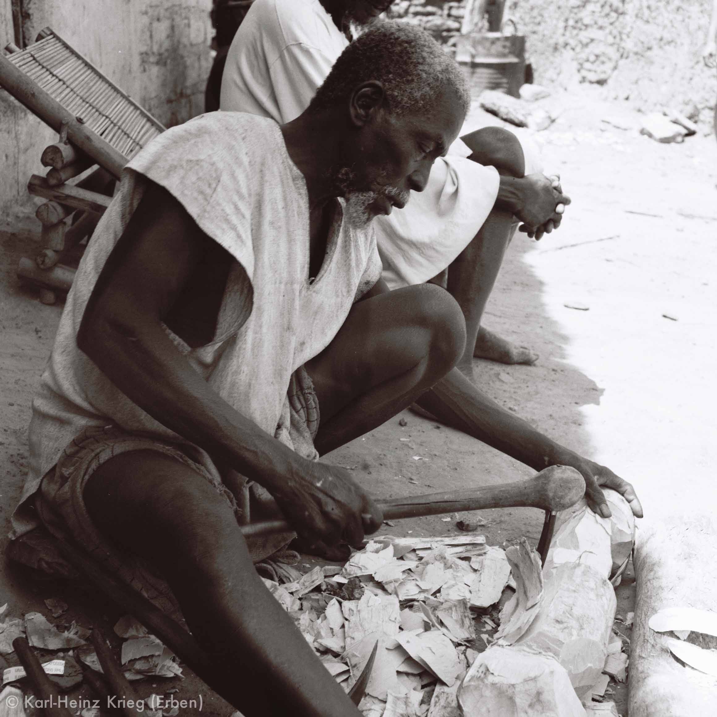 Ynadjo Koné carving in his workplace. Photo: Karl-Heinz Krieg, Kolia (Region of Boundiali, Côte d'Ivoire), 1977