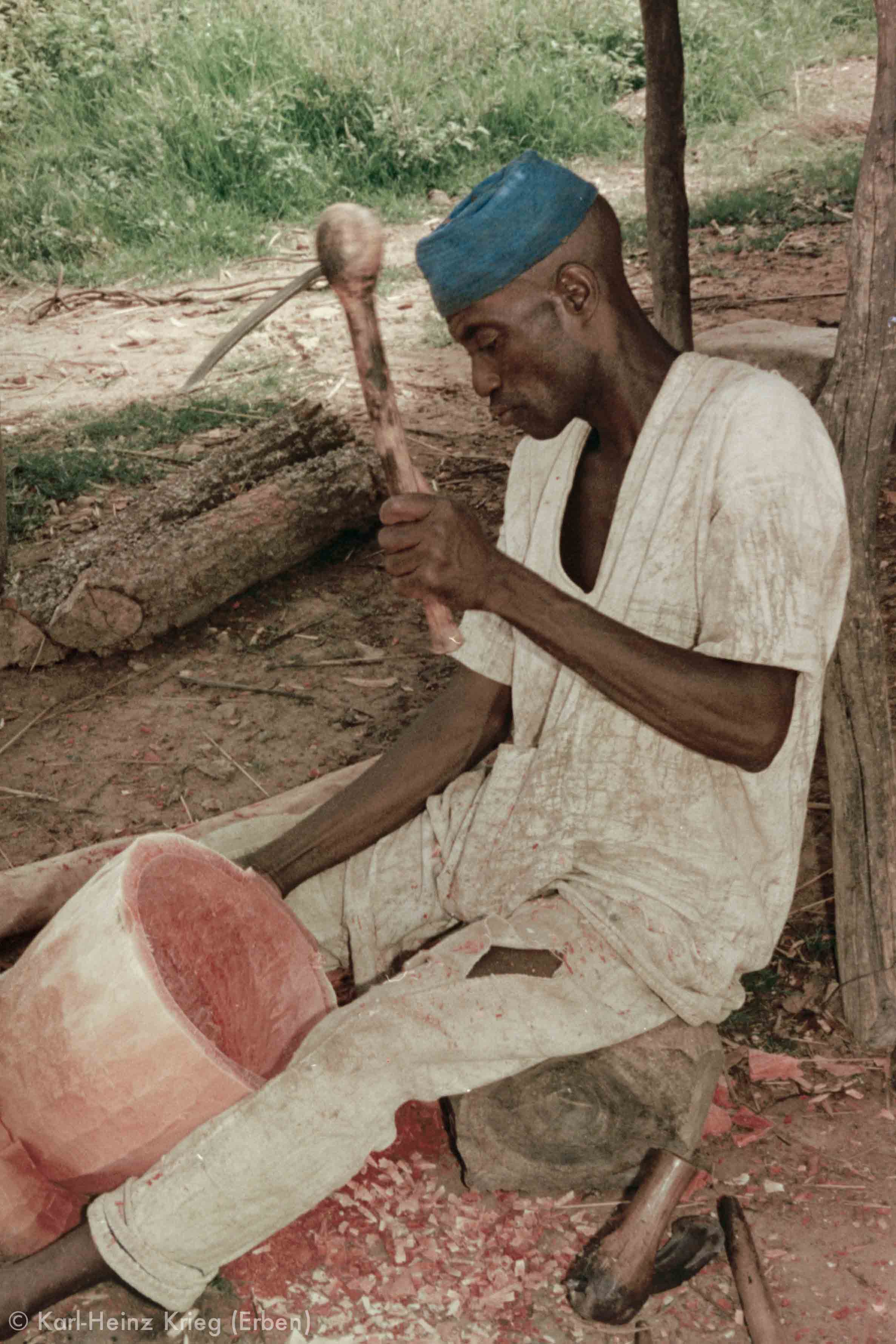 Kaparagnéné Koné carving in his workplace. Photo: Karl-Heinz Krieg, Kolia (Region of Boundiali, Côte d'Ivoire), 1977