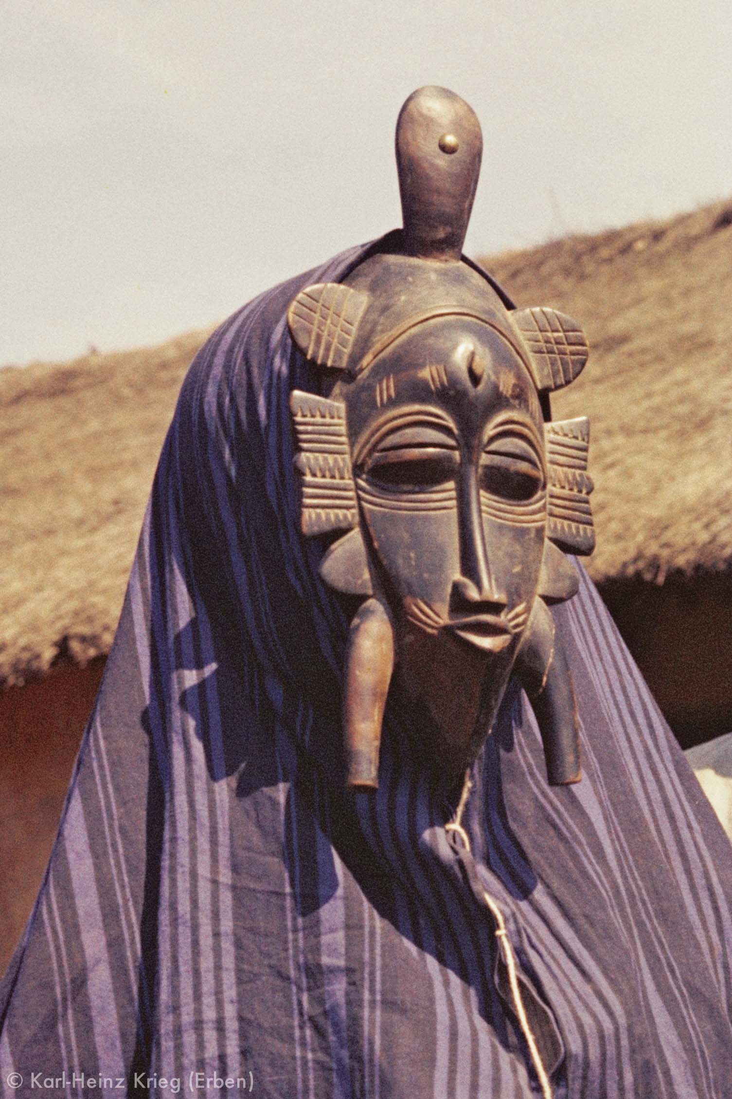 Dancer of the Senufo-group in Kolia wearing a mask carved by Kaparagnéné Koné. Photo: Karl-Heinz Krieg, between 1963 and 1974