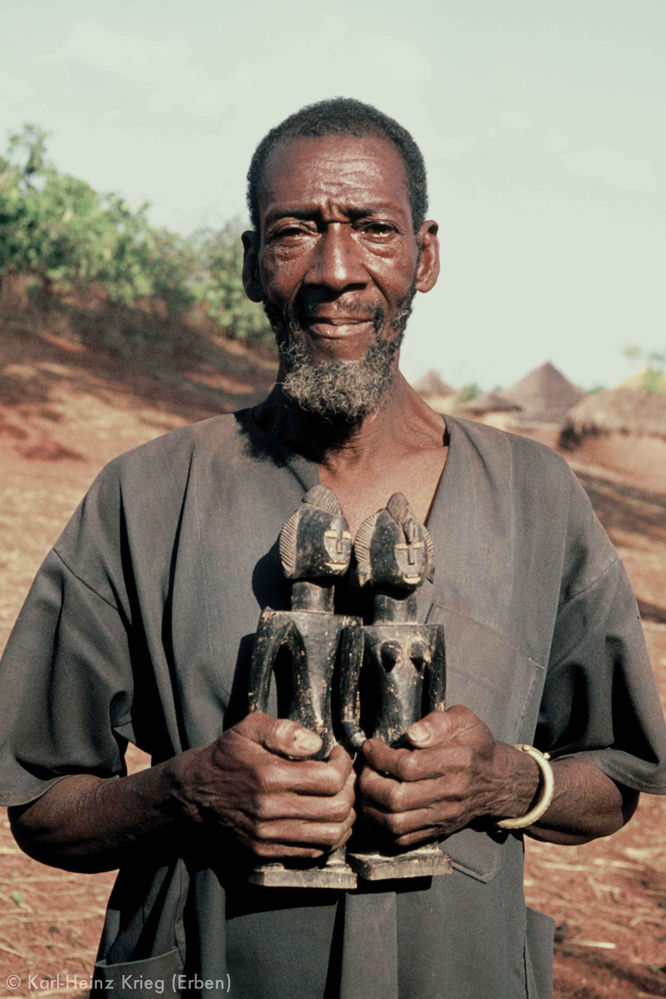 Dossounon Koné with a pair of figures made by him. Photo: Karl-Heinz Krieg, Odia (Region of Boundiali, Côte d'Ivoire), 1976