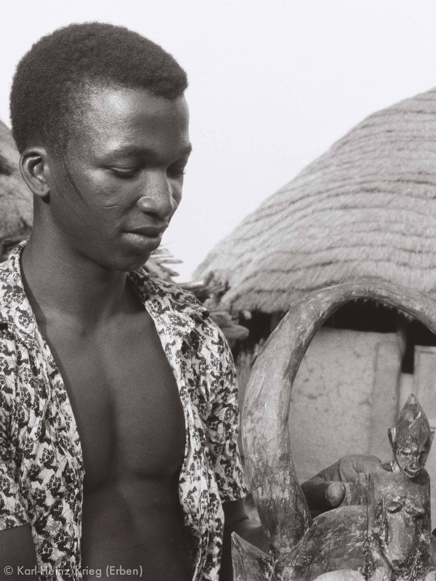 His son Klana Ouattara (1955– ) with a newly carved helmet mask. Photo: Karl-Heinz Krieg, Nafoun (Region of Boundiali, Côte d'Ivoire), 1975