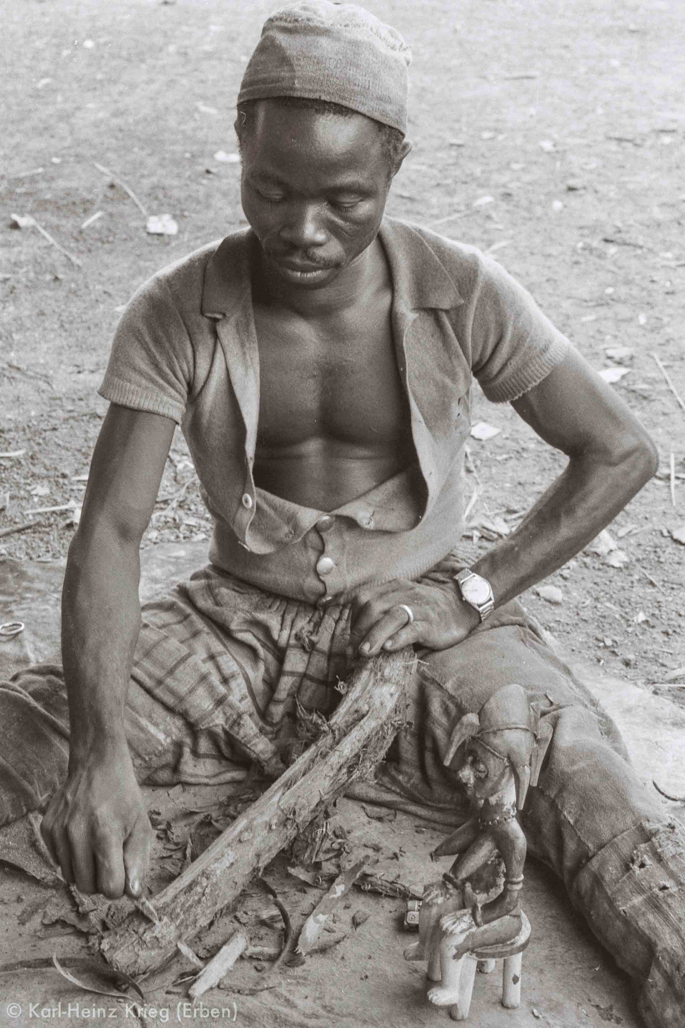 Sécondjéwin Dagnogo making red pigment from a tree root. Poundiou (Region of Boundiali, Côte d'Ivoire), 1975. Photo: Karl-Heinz Krieg