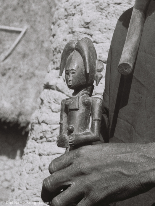 Male figure carved by Kolotielema Dagnogo. Photo: Karl-Heinz Krieg, Poundiou (Region of Boundiali), 1974