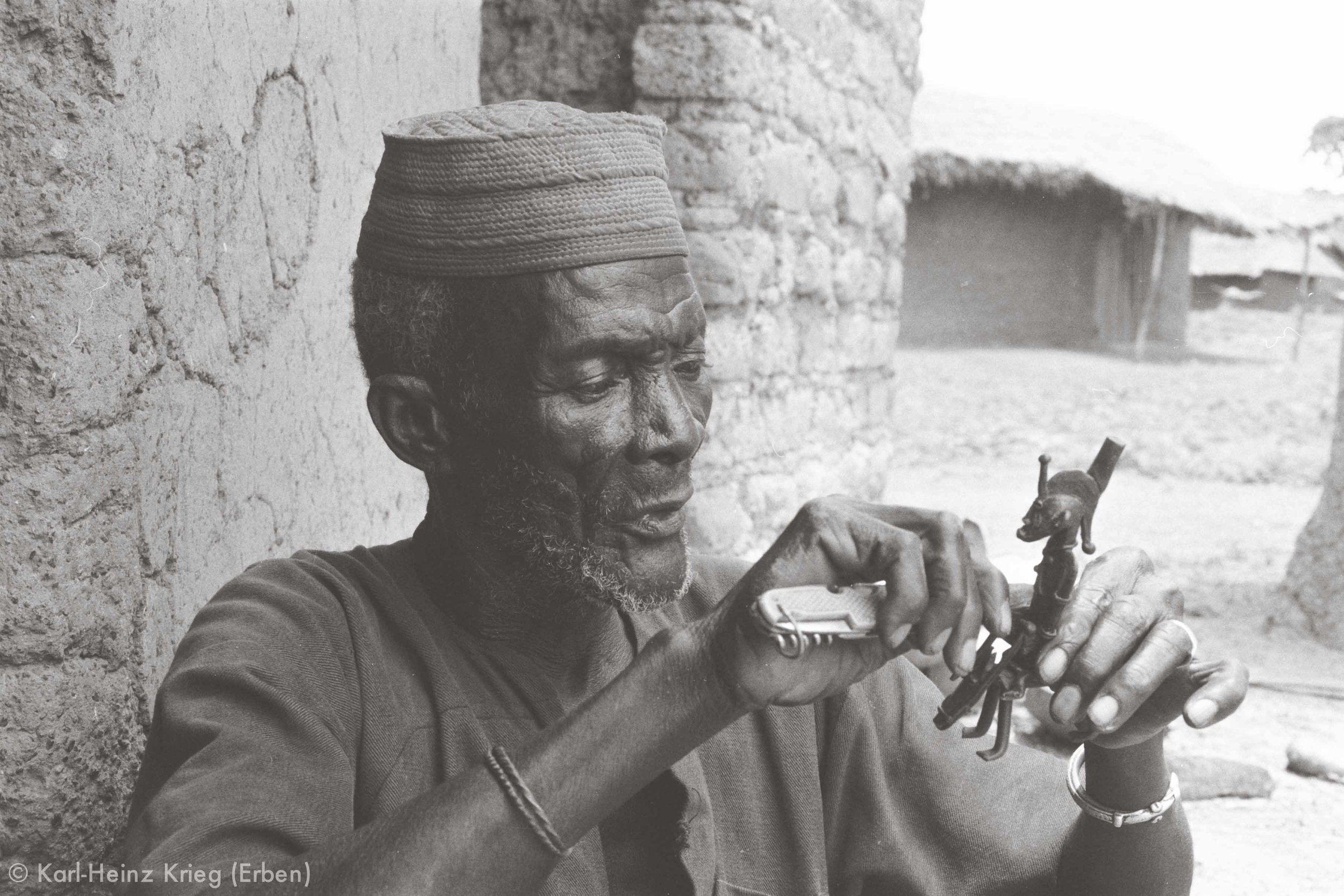 Kolo Silué making a wax model of an equestrian figure. Photo: Karl-Heinz Krieg, Nafoun (Region of Boundiali, Côte d'Ivoire), 1975