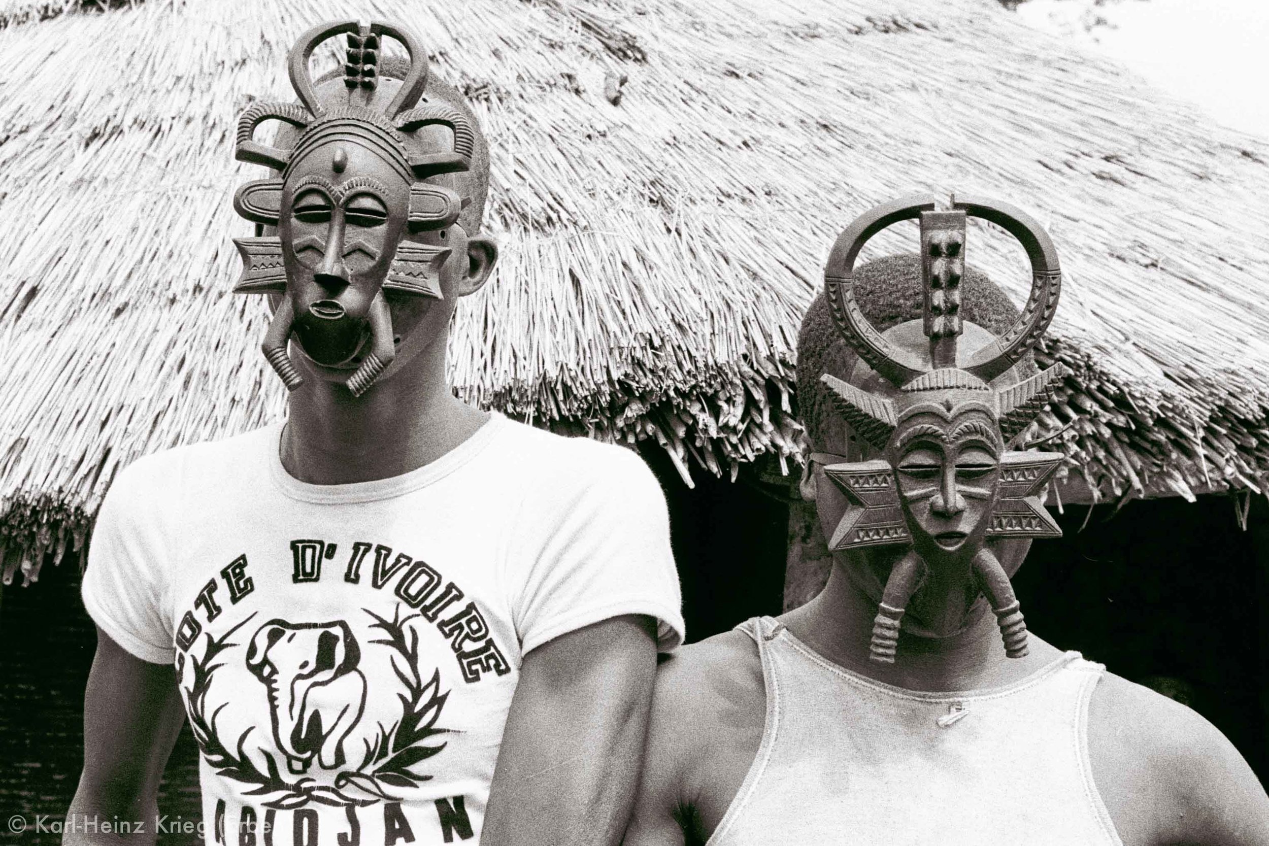 Two kodaliyèhè masks carved by Sécondjéwin Dagnogo. Old mask (left) carved in about 1965 and used by the Fono group of Poundiou. New mask (right) carved as an replacement for the old mask in 1977. Poundiou (Region of Boundiali, Côte d'Ivoire), 1977. Photo: Karl-Heinz Krieg
