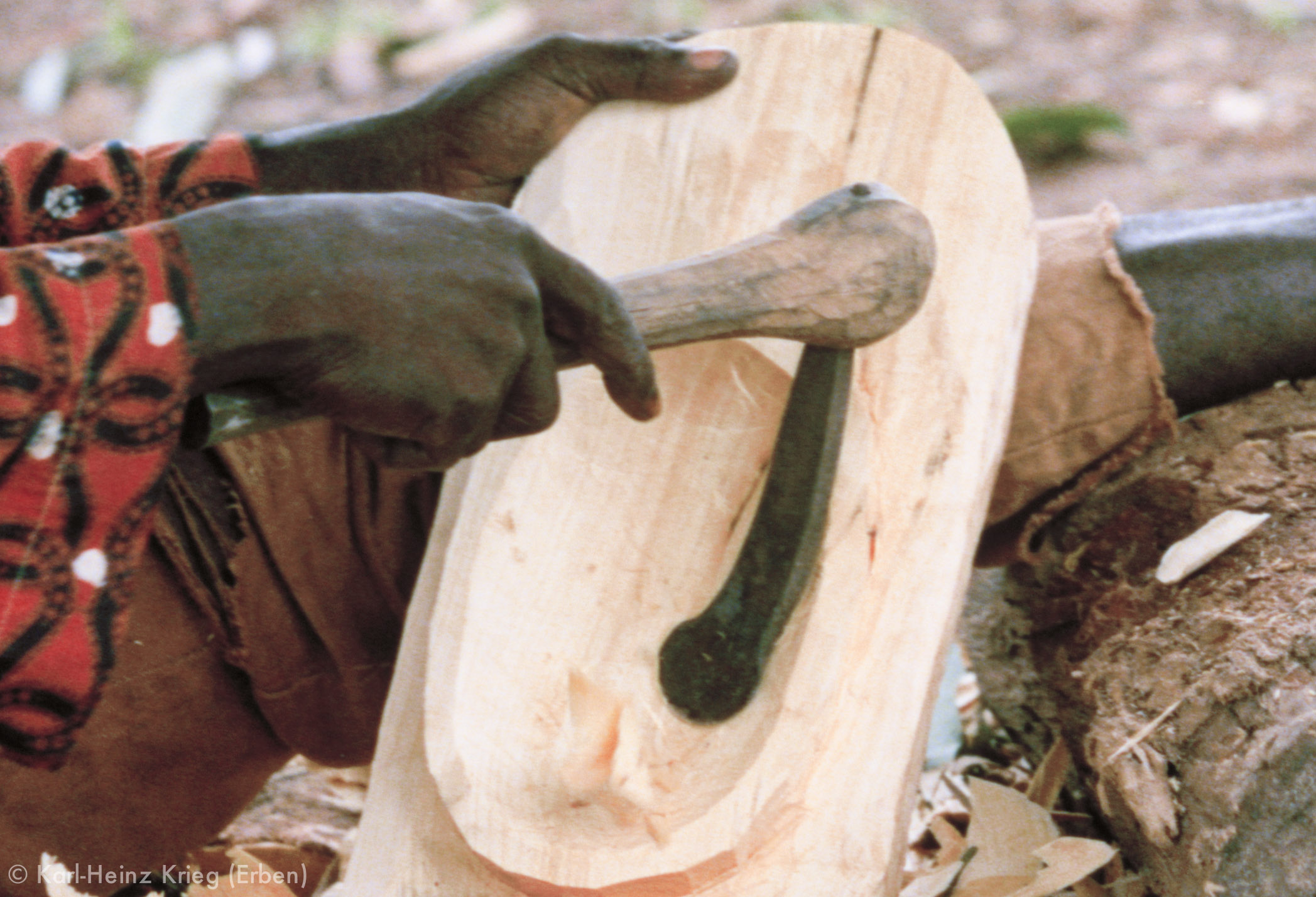 Sécondjéwin Dagnogo carving the back of the mask with an adze. Ziédougou (Region of Boundiali, Côte d'Ivoire), 1980. Photo: Karl-Heinz Krieg