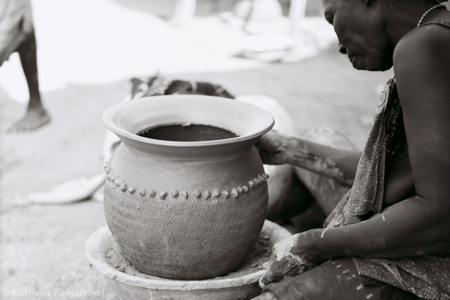 Numu-Töpferin fertigt ein Tongefäß. Foto: Karl-Heinz Krieg, Gbon (Region von Boundiali, Côte d’Ivoire), 1965